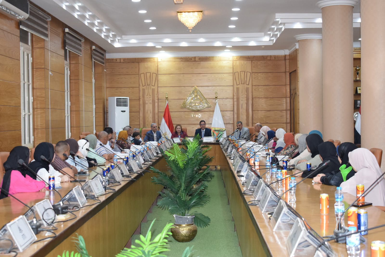 رئيس جامعة بنها يكرّم المحالين إلى المعاش من الجهاز الإداري تقديرا لعطائهم