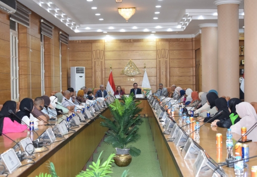 رئيس جامعة بنها يكرّم المحالين إلى المعاش من الجهاز الإداري تقديرا لعطائهم