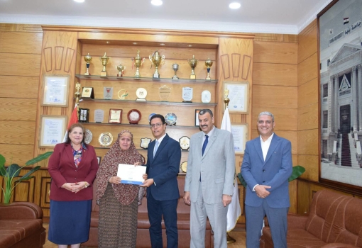رئيس جامعة بنها يكرّم المحالين إلى المعاش من الجهاز الإداري تقديرا لعطائهم