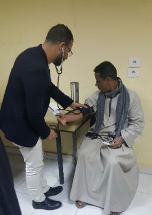 جامعة بنها تدفع بأكبر قافلة شاملة لدعم أهالى عرب العطيات بأسيوط وسط إقبال من المواطنين