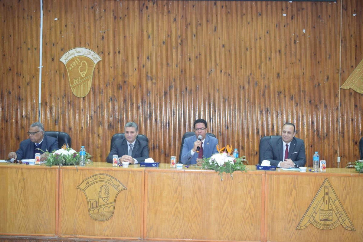رئيس جامعة بنها يترأس مجلس كلية الزراعة ويكرم عمداء الكلية السابقين